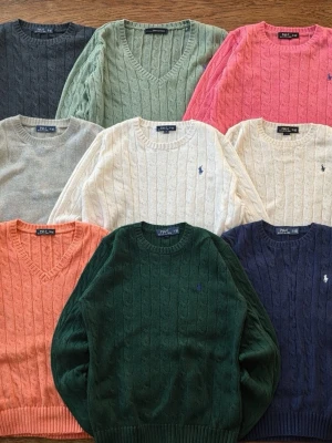 Ralph Lauren kläder (tröjor, sweatshirt, stickad tröja, halvzip, quarter zip mm) - Säljer massor av Ralph Lauren plagg.               Både för dam & herr, i alla möjliga färger och modeller.  Perfekt om du letar efter något trendigt och klassikt.                                                                      Jag erbjuder 5% om du köper genom mitt Vinted konto!☺️Allt ligger smidigt samlat på min Vinted, där du kan se fler bilder, priser och enkelt köpa direkt. @JonathanHang03                               Skicka ett DM för länk till min Vinted profil😋