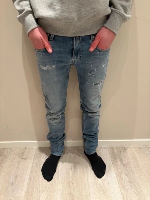 Ljusblå slitna Replay jeans - W28 - Replay jeans 👖✨ Blåa med riktigt snygga slitningar 💙🔥 (design från fabrik, inte trasiga) Slim fit 👀 Nypris ca 1 500 kr 💸 – vårt pris 599 kr 🔥 Sitter riktigt bra och ger en clean men edgy look 😎 Modellen på bild är ca 175 cm och väger runt 62 kg, storlek W28 📏Kika gärna in vår profil för fler feta Replay-jeans i olika färger och storlekar 👀🔥 Hör av er om ni har frågor eller vill ha fler bilder 💬