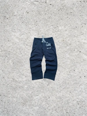 Hollister Mjukisbyxor / Sweatpants / Byxor  - Väldigt feta hollister mjukisbyxor : Size M : Mörkblå färg : Straight fit passform : Sköna att ha hemma och ute på sommaren : Skick 9/10, knappast använda och aldrig använda utomhus : OBS att byxorna har en "sliten" design och inte tillkommit efter bruk : Kom privat för fler mått, bilder osv