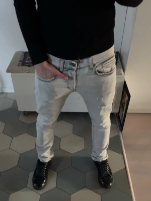 Dondup  - Säljer ett par riktigt sköna jeans från dondup med slitningar. Skriv om du har några frågor eller funderingar!!!