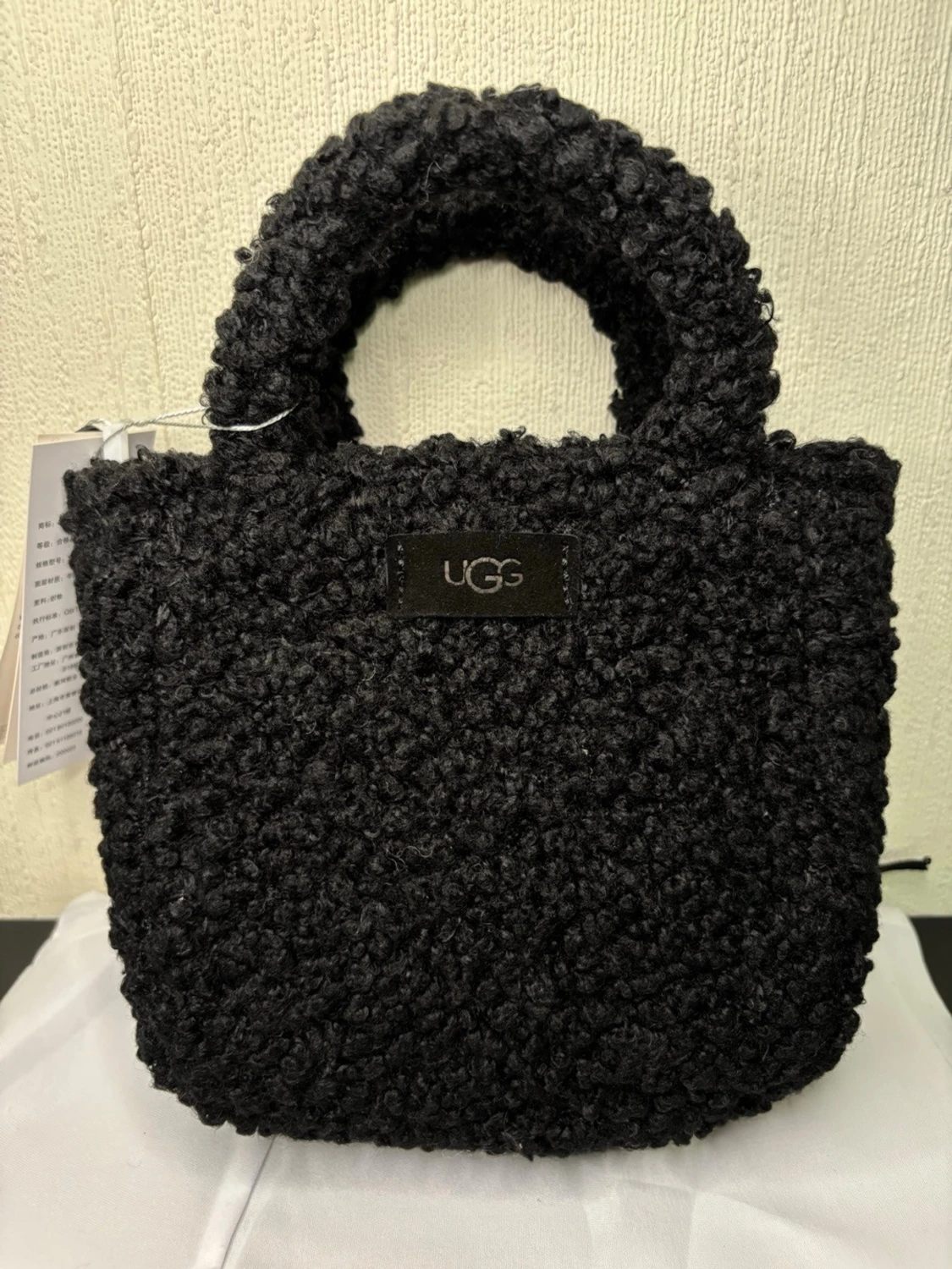 Svart teddyhandväska från UGG - 2