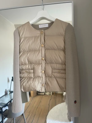 Busnel Jacka / Kofta - Säljer min superfina Busnel jacka/kofta i beige färg💗💗 Storlek 36. Köptes i december 2025, så den är relativt ny! Använd 3 gånger, finns endast en noppra på höger arm - men går säkert att fixa!🤩 Pris kan diskuteras!