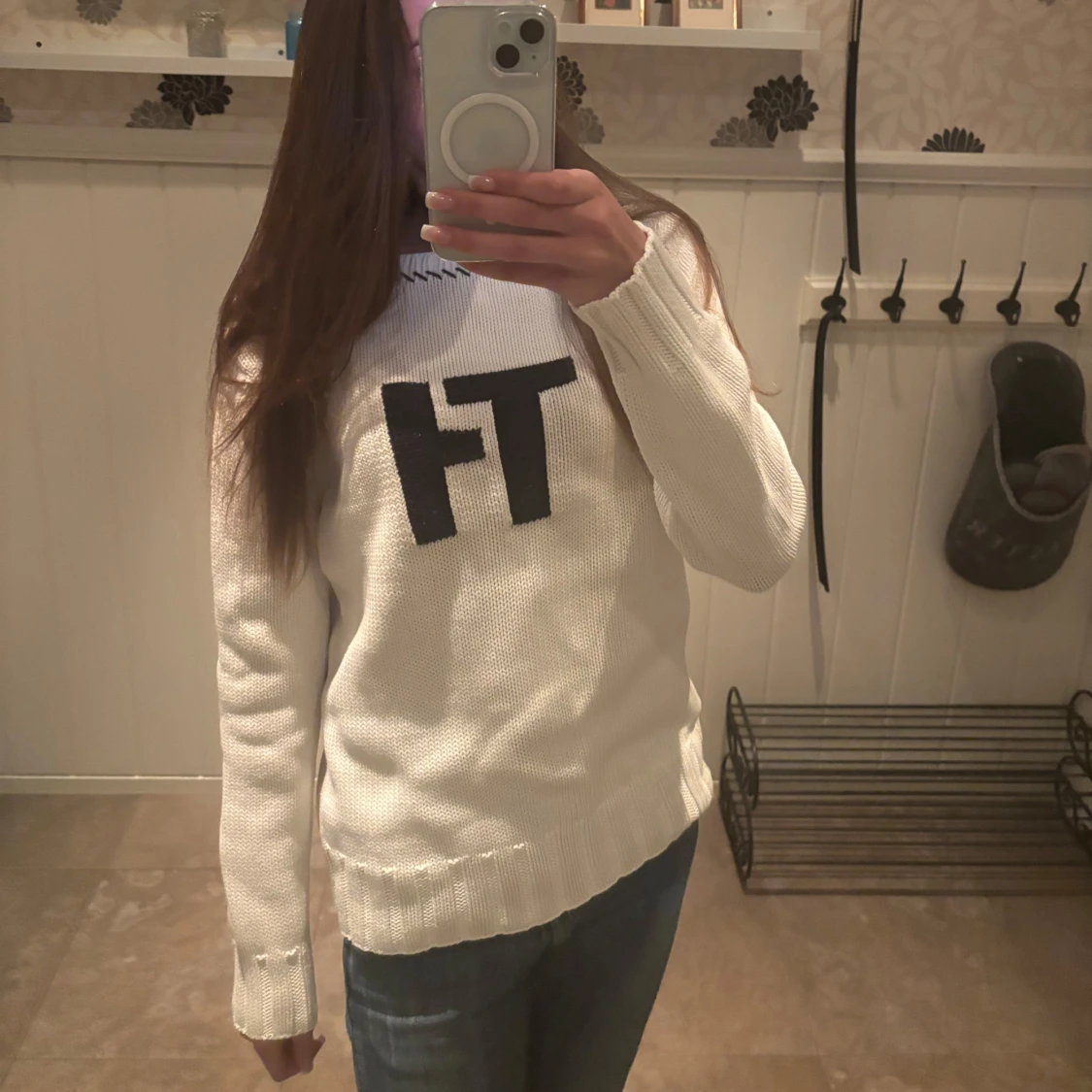 Vit stickad tröja med svart text - 1