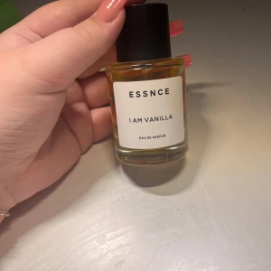 ESSNCE I Am Vanilla Eau de Parfum - Jag säljer min parfym då jag inte använder den. Doften heter I Am Vanilla och är en Eau de Parfum, perfekt för dig som älskar varma och söta vaniljtoner. Har tagit MAX 10 spray!! Original pris 360kr.
