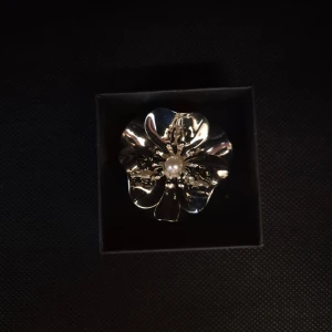 Silver ring blomma - GRATIS GÅVA MED VARGE ORDER!! Supertrendig stockholmsstil tjejer, ring silver. Vinter ring smycke. Gjord av stål, jag svarar och skickar alltid snabbt! Obd trasig men går lätt o laga