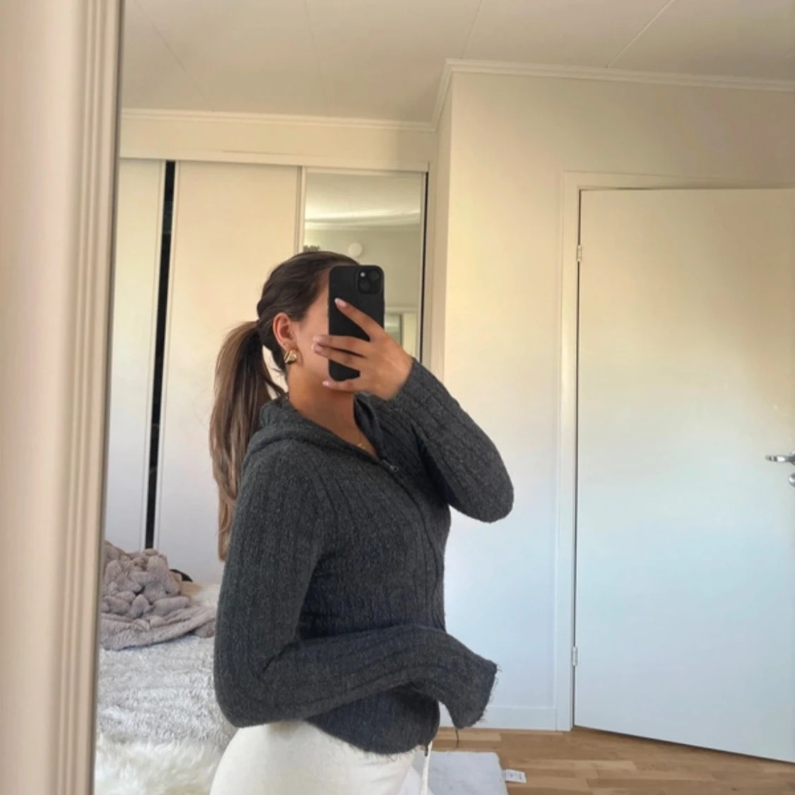 Grå kofta med luva och dragkedja - 1