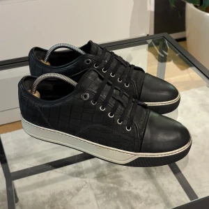 Lanvin Skor (DBB1) - Tjena! Säljer nu mina snygga skor ifrån Lanvin. Skicket på skorna är bra. Skorna är i storlek 7 vilket motsvarar runt 41-42. Ingen dustbag eller box finns. Vid fler frågor/bilder är det bara och höra av sig! 