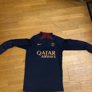 PSG långärmad fotbollströja från Nike - Säljer en psg dri-fit i storlek S. Knappt använd, gott som ny!