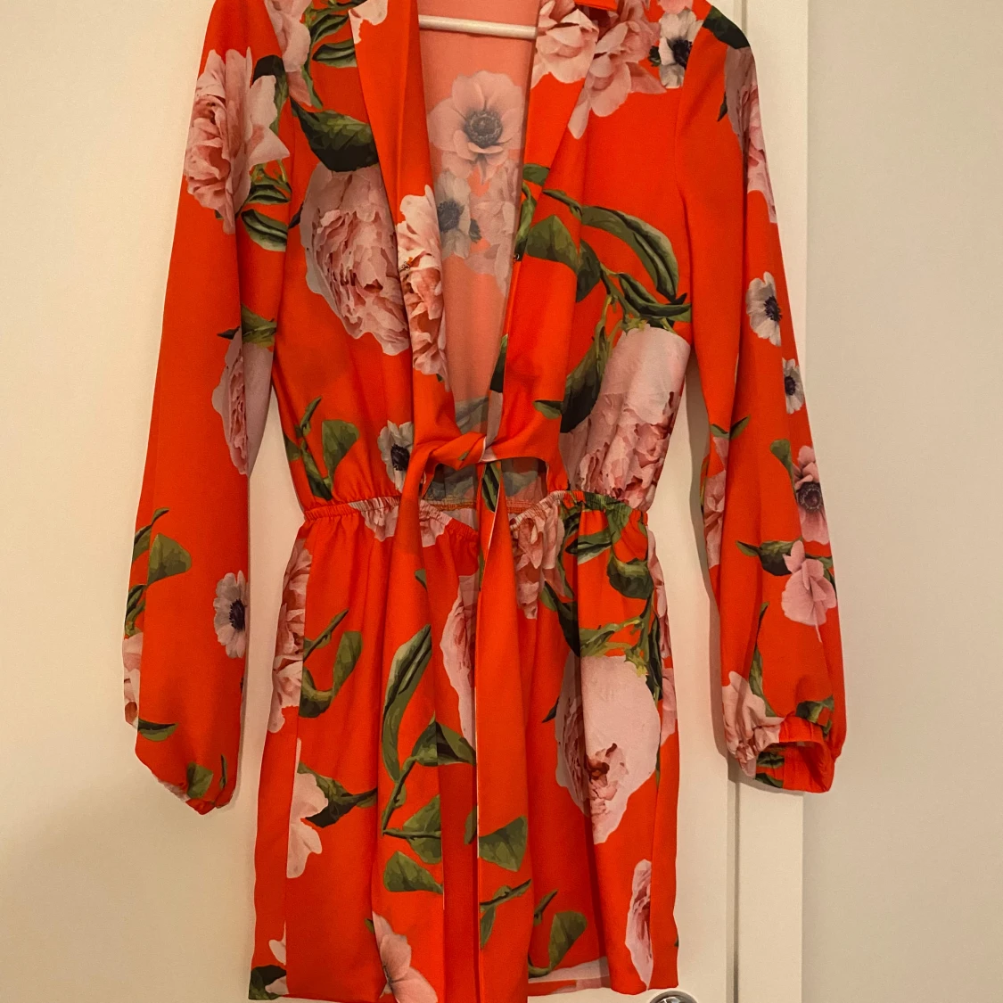 Röd blommig omlottoverall - 1