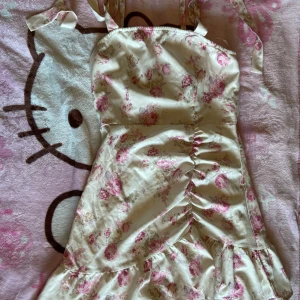 Blommig sommarklänning med volang från SHEIN - Söt blommig klänning från SHEIN, créme vit med rosa blommor och knytbara axelband. Ordinarie pris gick på 180kr.