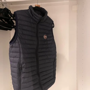 Mörkblå dunväst från Colmar - Tja, säljer denna snygga mörkblå dunväst från Colmar! Använd fåtal gånger, mycket bra skick. Pm vid frågor | mvh | 