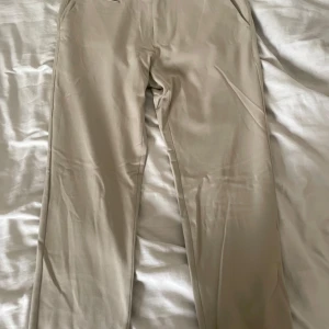 les deux kostymbyxor  - LES DEUX copenhauge kostymbyxor i toppskick! Storlek 32 Använda typ 2 gånger, nypris ca 1200!