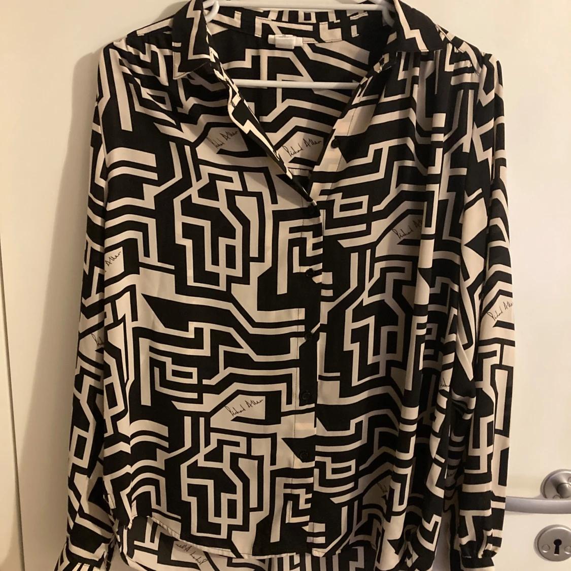 Svartvit mönstrad skjorta från Richard Allan x H&M