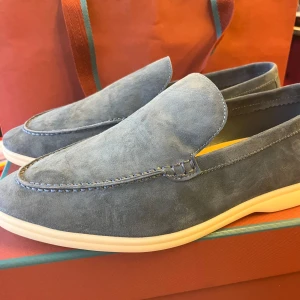 Loro piana summer walks - Loro piana summer walks. Inte original. helt nya endast testade en gång. Superbra skick och äkta läder. Box, tags, och dustbags fås med. Hör gärna av dig vid funderingar!