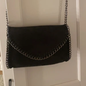 Väska  - Tiamo-liknande väska som jag ska sälja då den inte kommer till användning. Köpt på en väskaffär i Grekland så inget speciellt märke men bra kvalitet. Kostade 35€ så ~350-400 kr.  Mått ca. 26x18x6 cm 