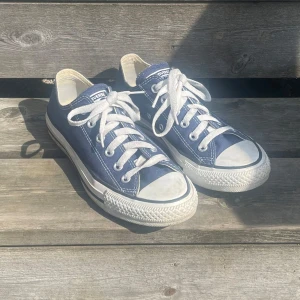 Converse - jättesnygga converse i storlek 37 som jag ej använder längre🩷🩷de gnisslar litegrann när man går ibland därav lågt pris.