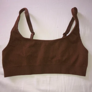 Brun bh från Weekday - Säljer en brun bh från Weekday med justerbara axelband. 