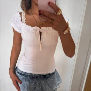 Vit topp - Söt vit topp. Jag är 168 och det är mina bilder, köp via köp nu direkt eller Swish, kvar tills markerad som såld ❤️strlk m/l men passar m