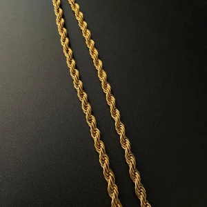 Cordell kedja halsband - Den är tillverkat av högkvalitativt rostfritt stål, vilket gör det både hållbart och lätt att underhålla. Dessutom tappar det inte färg över tid. Detta halsband är ÄKTA 18k guldpläterat, vilket ger det en ljus, varm glans.