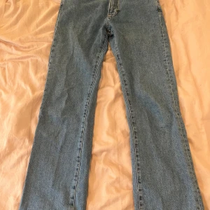 Blå jeans med låg midja och raka ben - Säljer ett par klassiska blå jeans med låg midja och raka ben från BikBol i storlek 24/30 (midja 24, längd 30). Modellen är ”Low straight”. Mycket fint skick, i princip aldrig använda! Pris kan diskuteras, tveka inte att kontakta vid frågor💕