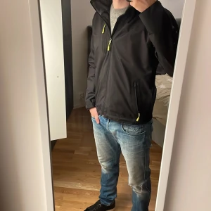  Helly Hansen seglarjacka - Säljer en svart Helly Hansen jacka i storlek S. Sjuuuukt feeet!! Riktigt bra skick 🏆.  Skriv om du har någon fråga