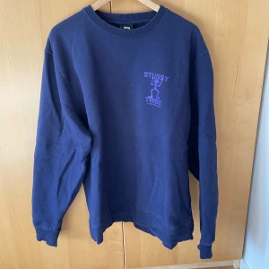 Stussy tröja - Lila tröja från märket Stussy. Använd sparsamt och säljer nu därför att jag inte använder den längre. Cool med tryck både fram och bak, extremt skön. Köpt för 1500 kronor. 