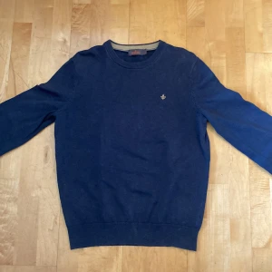 Stickad Morris tröja - Säljer min stickade Morris tröja då jag knappt använder den längre. Skick 8/10. Nypris 1500