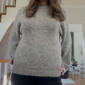 Beige stickad tröja - Mysig beige stickad tröja med rund hals och långa ärmar💞💕