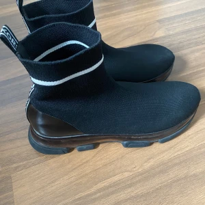 Svarta sneakers från Michael Kors - Sneakers/boots från Michael Kors, passar storlek 37-38. Väldigt fin skick, pris kan diskuteras 