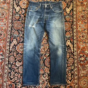 Vintage Levi’s 501 - Sjukt snygga jeans från Levis och modellen 501. Dessa har en extremt snygg tvätt och därför priset! Midja:39  längd:99cm 