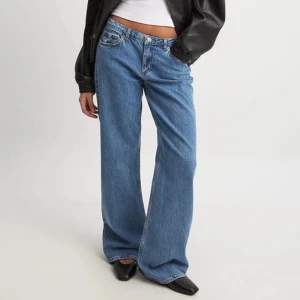 Blå low waist jeans nakd  - Säljer detta supersnygga lågmidjade jeansen från nakd 🩷 Midjemått: 41cm Innerbenslängd: 79cm🩷 