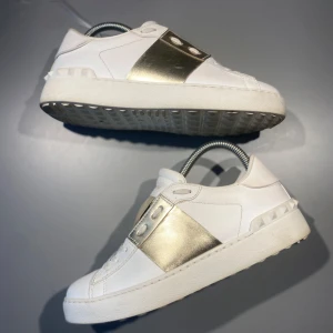 Valentino skor - Hej! Säljer nu mina skor från märket Valentino, storlek 37.5 bra skick, givetvis äkta. Tveka inte på att höra av dig om du har frågor eller funderingar kring skorna! 