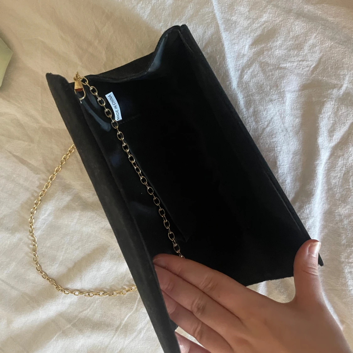 Svart kuvertväska med guldkedja - 2