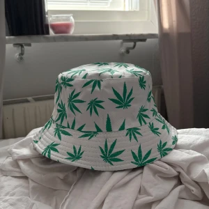 Cannabis bucket hatt - Säljer nu min bucket hatt med cannabis löv på, köpt i Italien. Köptes för skojs skull så därför aldrig använd. Pris kan diskuteras💚