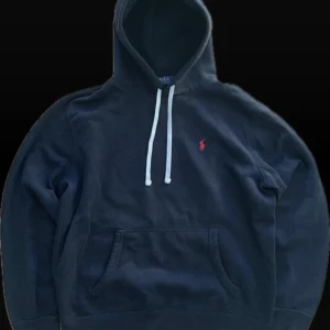 Ralph Lauren hoodie  - •9/10 skick - ny✅ •Storlek - M📏 •Inkluderat - Tröjan👟 •Fraktar - inom 24h📦