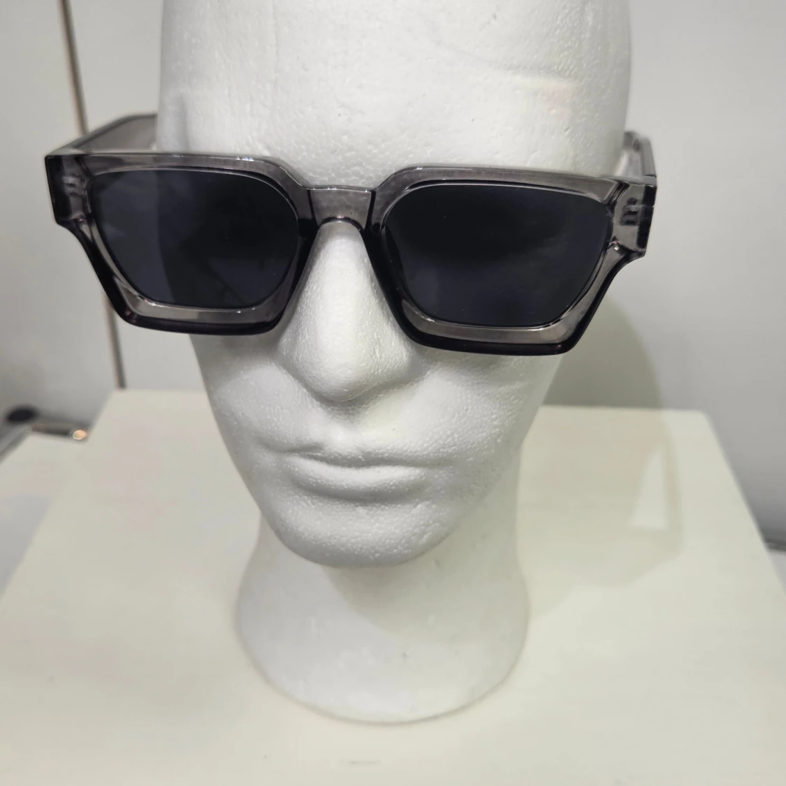 Grå fyrkantiga solglasögon - 3