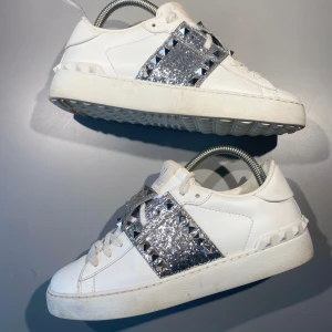 Valentino Skor - Hej! Säljer nu mina skor från märket Valentino, storlek 37.5 bra skick, givetvis äkta. Tveka inte på att höra av dig om du har frågor eller funderingar kring skorna! 