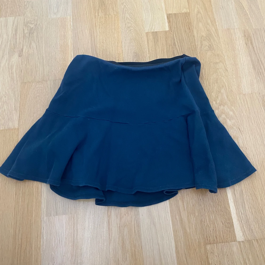 Mörkblå volangkjol från Brandy Melville - 1