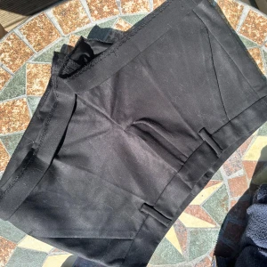Svarta lågmidjade kostymshorts från Zara - Säljer ett par svarta kostym-shorts från Zara. Tyvärr för små för mig:(