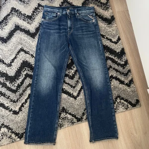 Blåa Replay Jeans - Säljer mina gamla replay jeans. Har använt dom en gång och dom är i väldigt bra skick. Storlek 150cm