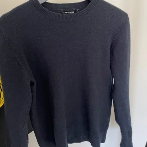 J.Lindeberg - Stickad tröja från J.Lindeberg i storlek S men skulle säga att den passar bättre för XS. Den är mörkblå och väldigt bekväm.