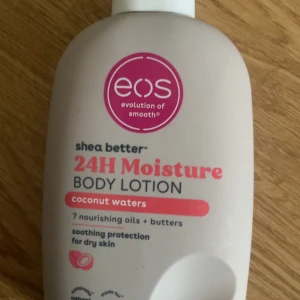 EOS 24H Moisture Body Lotion Coconut Waters - Fuktgivande body lotion från EOS med doft av coconut waters. Köptes för 360 kr. Använt 4-5 pumpar. 