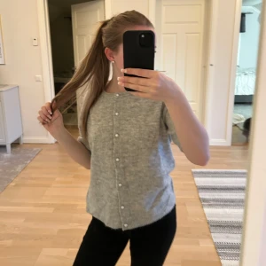 Kortärmad stickad tröja - Säljer denna kortärmade tjocktröja med knappar från Lager 157🥰 Den är storlek S och aldrig använd!😄