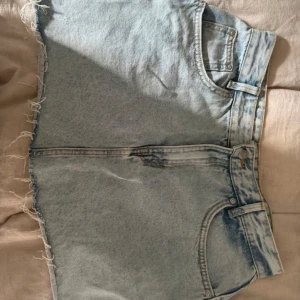 Ljusblå jeanskjol från Pull&Bear - Jättefin jeans kjol från pull & bear i jättebra skick! Storlek 38 men passar mig som har S/36 så liten i storleken🩷🙌🏼