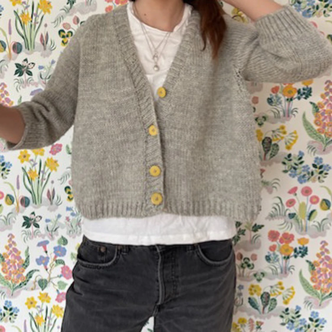 Grå trekvartärmad kofta med gula knappar - 1