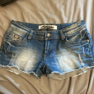 low waist shorts  - säljer mina shorts eftersom att den är för stora!. De är i storlek S och i bra skick. De är aldrig använda eftersom att de inte passar men de är low waist och fina🥰är köpta i spanien! midjemått är 38,5cm och längden är 25,5-26 cm 