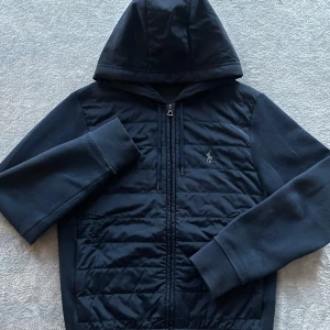 Ralph Lauren cardigan  - Cardigan från Ralph Lauren perfekt nu till våren skick 10/10 Knappt använd eftersom de va för stor på mig