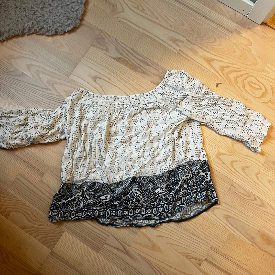 Vit offshoulder blus med svart mönster