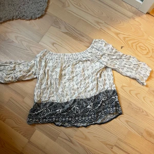 Vit offshoulder blus med svart mönster - Off shoulder topp från Cubus i storlek xs men den är jätte strechrig med luftigt material (inte så jag upplever den genomskilnig) 🥰