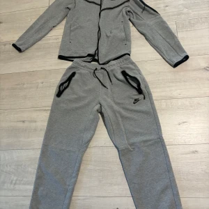 Nike tech fleece grå - Säljer en grå modell av Nine Tech fleece. Bägge är i STRL M och byxorna är straight leg modellen✅ Köpt på nike’s hemsida och använt ett fåtal par gånger! Priset är paketpris! För att köpa bara en del hör av er i DM så ordnar jag det🤝